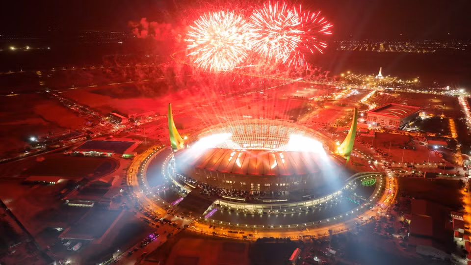Ngày 5/5/2023, Lễ Khai mạc Đại hội Thể thao Đông Nam Á lần thứ 32 (SEA Games 32) diễn ra hoành tráng trên sân vận động quốc gia Morodok Techo ở Phnom Penh (Vương quốc Campuchia). Lễ khai mạc gồm ba chương nghệ thuật chính với nhiều tiết mục mang đậm bản sắc của nền văn hoá Angkor, tín ngưỡng Khmer kết hợp công nghệ ánh sáng hiện đại, hướng tới tinh thần của SEA Games 32 là "Thể thao: Sống trong Hoà bình." (Ảnh: THX/TTXVN)