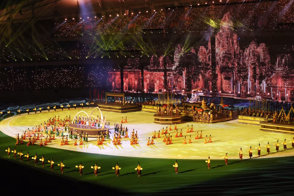 Ngày 5/5/2023, Lễ Khai mạc Đại hội Thể thao Đông Nam Á lần thứ 32 (SEA Games 32) diễn ra hoành tráng trên sân vận động quốc gia Morodok Techo ở Phnom Penh (Vương quốc Campuchia). (Ảnh: THX/TTXVN)