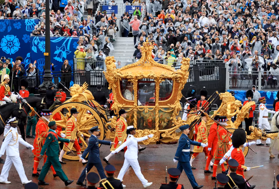 Ngày 6/5/2023, Lễ Đăng quang của Nhà Vua Anh Charles III cùng Hoàng hậu Camilla diễn ra trang trọng tại Tu viện Westminster, thủ đô London, tám tháng sau khi Nữ hoàng Elizabeth II qua đời và Thái tử Charles được tấn phong làm Vua Charles III hôm 10/9/2022. (Ảnh: THX/TTXVN)