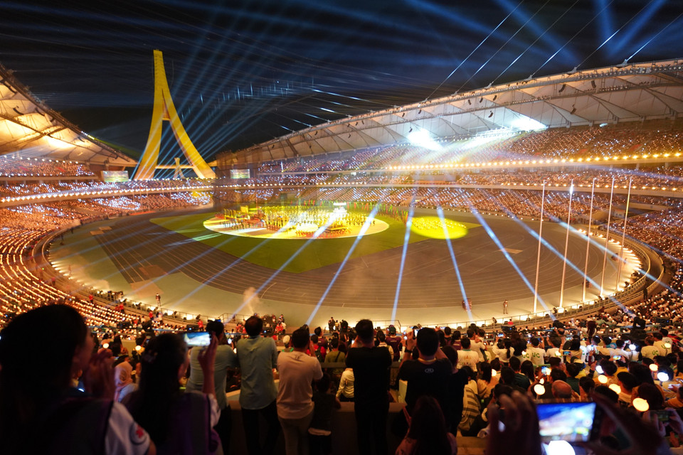 Ngày 5/5/2023, Lễ Khai mạc Đại hội Thể thao Đông Nam Á lần thứ 32 (SEA Games 32) diễn ra hoành tráng trên sân vận động quốc gia Morodok Techo ở Phnom Penh (Vương quốc Campuchia). Lễ khai mạc gồm ba chương nghệ thuật chính với nhiều tiết mục mang đậm bản sắc của nền văn hoá Angkor, tín ngưỡng Khmer kết hợp công nghệ ánh sáng hiện đại, hướng tới tinh thần của SEA Games 32 là "Thể thao: Sống trong Hoà bình." (Ảnh: THX/TTXVN)