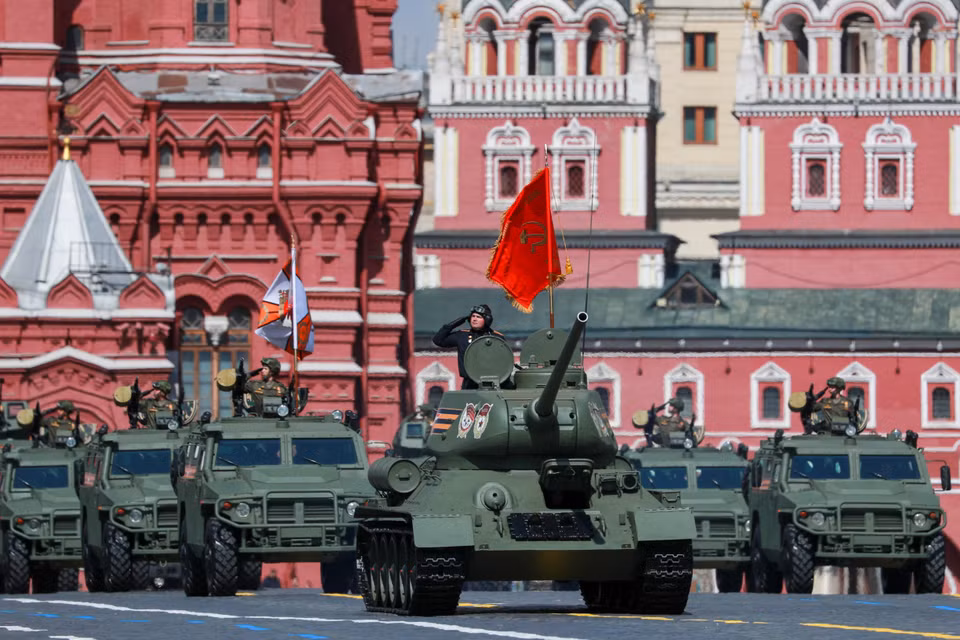 Ngày 9/5/2023, Lễ Duyệt binh kỷ niệm 78 năm Chiến thắng trong Chiến tranh Vệ quốc vĩ đại diễn ra hào hùng trên Quảng trường Đỏ ở thủ đô Moskva của Liên bang Nga, với sự góp mặt của khoảng 10.000 sỹ quan và binh sỹ cùng 125 phương tiện kỹ thuật. Phát biểu tại lễ duyệt binh, Tổng thống Nga Vladimir Putin khẳng định sẽ đảm bảo an ninh của đất nước, đồng thời mong muốn thấy một tương lai hòa bình và ổn định. (Ảnh: THX/TTXVN)