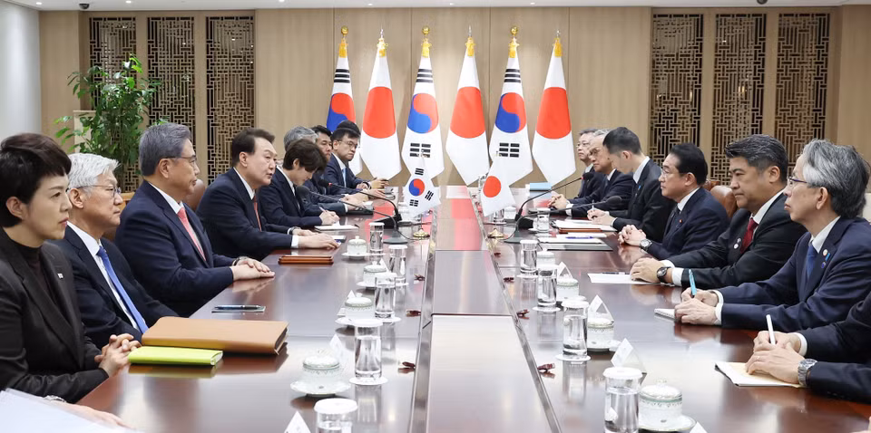 Ngày 7/5/2023, Tổng thống Hàn Quốc Yoon Suk-yeol (thứ tư, trái) và Thủ tướng Nhật Bản Fumio Kishida (thứ ba, phải) có cuộc gặp thượng đỉnh tại Thủ đô Seoul. Phát biểu tại họp báo chung sau khi kết thúc hội đàm, Tổng thống Hàn Quốc Yoon Suk-yeol cho biết chuyến thăm Seoul của Thủ tướng Kishida diễn ra chưa đầy hai tháng sau chuyến thăm Tokyo của ông, đánh dấu việc khôi phục ngoại giao con thoi giữa lãnh đạo hai nước, đồng thời phản ánh quá trình bình thường hóa quan hệ song phương hiện đang đi đúng hướng. (Ảnh: Yonhap/TTXVN)