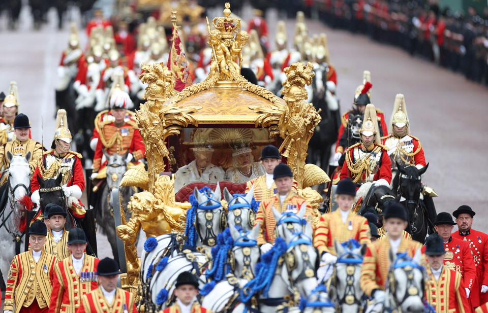 Ngày 6/5/2023, Lễ Đăng quang của Nhà Vua Anh Charles III cùng Hoàng hậu Camilla diễn ra trang trọng tại Tu viện Westminster, thủ đô London, tám tháng sau khi Nữ hoàng Elizabeth II qua đời và Thái tử Charles được tấn phong làm Vua Charles III hôm 10/9/2022. (Ảnh: THX/TTXVN)