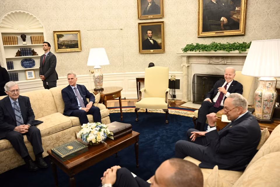 Ngày 9/5/2023, Tổng thống Mỹ Joe Biden và các nghị sỹ hàng đầu của hai đảng Dân chủ và Cộng hòa đã có cuộc thảo luận trực tiếp về vấn đề trần nợ công, trong bối cảnh thế bế tắc liên quan đến việc nâng giới hạn nợ trị giá 31.400 tỷ USD đang đe dọa đẩy nền kinh tế số 1 thế giới vào tình trạng vỡ nợ chưa từng có, nếu Quốc hội Mỹ không kịp thời hành động. (Ảnh: AFP/TTXVN)