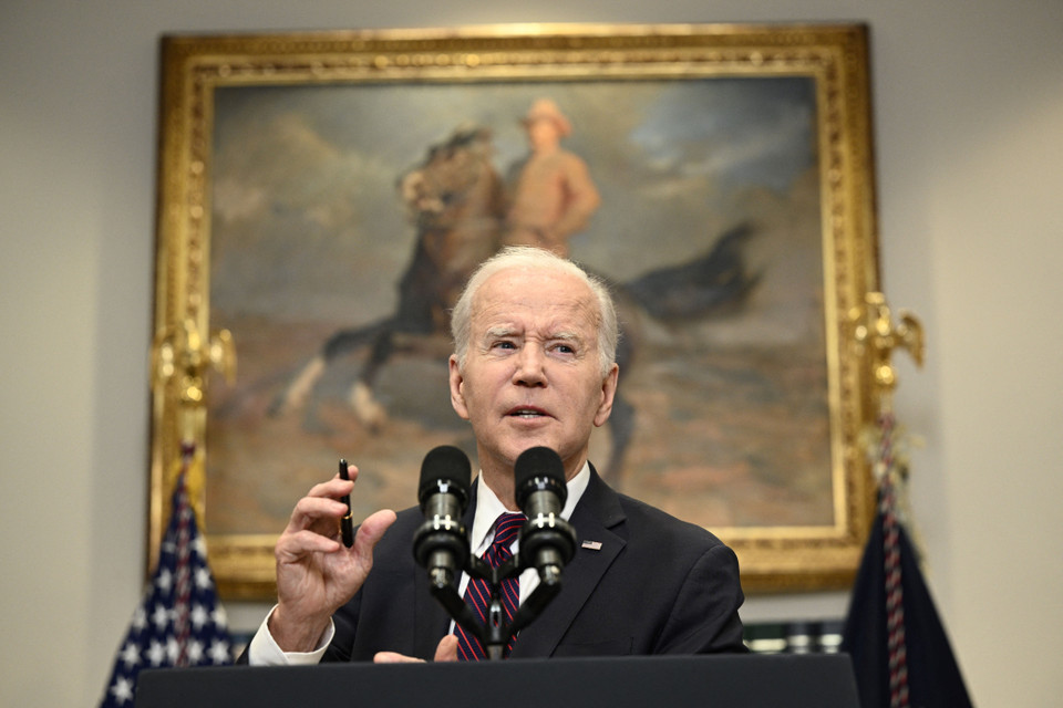 Ngày 9/5/2023, Tổng thống Mỹ Joe Biden và các nghị sỹ hàng đầu của hai đảng Dân chủ và Cộng hòa đã có cuộc thảo luận trực tiếp về vấn đề trần nợ công, trong bối cảnh thế bế tắc liên quan đến việc nâng giới hạn nợ trị giá 31.400 tỷ USD đang đe dọa đẩy nền kinh tế số 1 thế giới vào tình trạng vỡ nợ chưa từng có, nếu Quốc hội Mỹ không kịp thời hành động. (Ảnh: AFP/TTXVN)