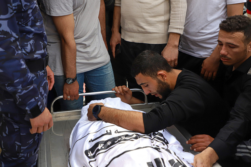 Giao tranh dữ dội bùng nổ sau khi ba chỉ huy cấp cao của Nhóm Thánh chiến Hồi giáo Palestine thiệt mạng trong các cuộc không kích của Israel vào Dải Gaza kể từ ngày 9/5/2023. Theo cơ quan y tế ở Gaza, giao tranh bùng phát sau đó đến nay đã khiến 29 người Palestine thiệt mạng và 93 người bị thương. Trong ảnh: Thi thể nạn nhân thiệt mạng trong cuộc không kích của Israel xuống Dải Gaza, ngày 11/5/2023. (Ảnh: THX/TTXVN)