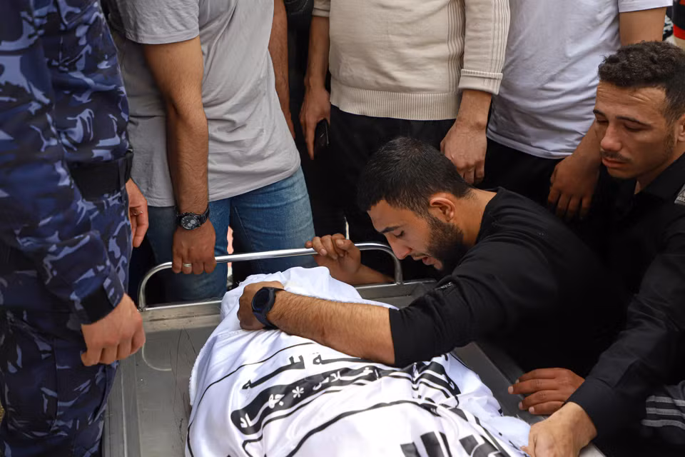 Giao tranh dữ dội bùng nổ sau khi ba chỉ huy cấp cao của Nhóm Thánh chiến Hồi giáo Palestine thiệt mạng trong các cuộc không kích của Israel vào Dải Gaza kể từ ngày 9/5/2023. Theo cơ quan y tế ở Gaza, giao tranh bùng phát sau đó đến nay đã khiến 29 người Palestine thiệt mạng và 93 người bị thương. Trong ảnh: Thi thể nạn nhân thiệt mạng trong cuộc không kích của Israel xuống Dải Gaza, ngày 11/5/2023. (Ảnh: THX/TTXVN)