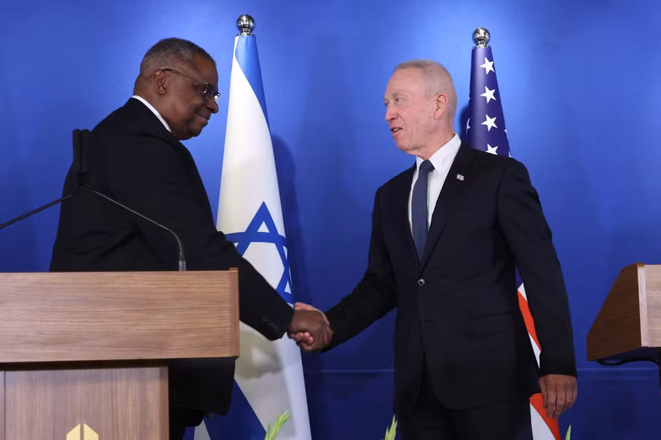 Bộ trưởng Quốc phòng Israel Yoav Gallant ngày 10/5/2023 đã điện đàm với người đồng cấp Mỹ Lloyd Austin về chiến dịch quân sự đang diễn ra tại Dải Gaza. Trong ảnh: Bộ trưởng Quốc phòng Israel Yoav Gallant (phải) và Bộ trưởng Quốc phòng Mỹ Lloyd Austin tại cuộc họp báo chung ở Tel Aviv, ngày 9/3/2023. (Ảnh: AFP/TTXVN)