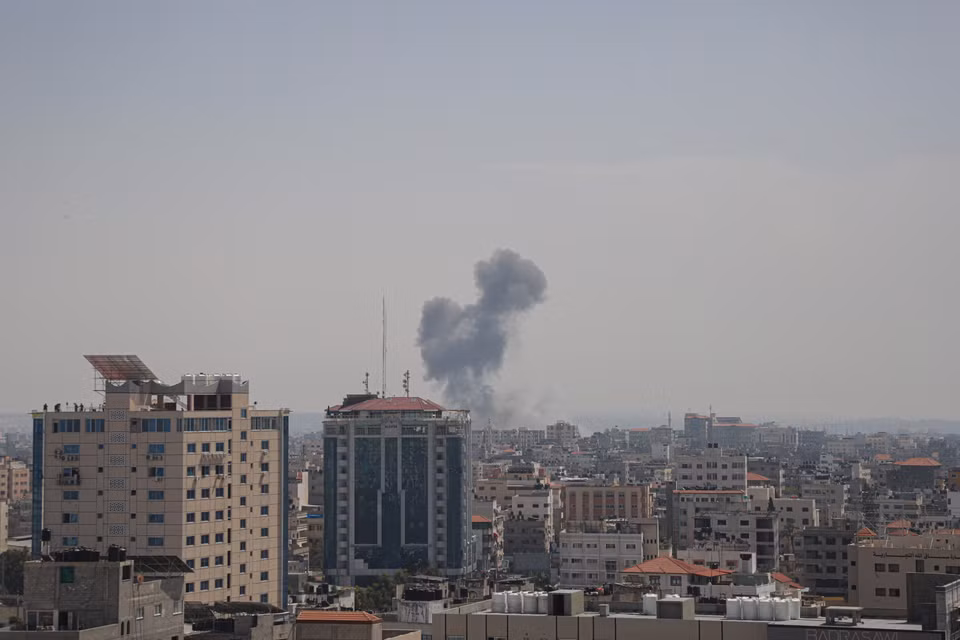 Giao tranh dữ dội bùng nổ sau khi ba chỉ huy cấp cao của Nhóm thánh chiến Hồi giáo Palestine thiệt mạng trong các cuộc không kích của Israel vào Dải Gaza kể từ ngày 9/5/2023. Theo cơ quan y tế ở Gaza, giao tranh bùng phát sau đó đến nay đã khiến 29 người Palestine thiệt mạng và 93 người bị thương. Trong ảnh: Khói bốc lên sau cuộc không kích của Israel xuống Dải Gaza, ngày 11/5/2023. (Ảnh: THX/TTXVN)