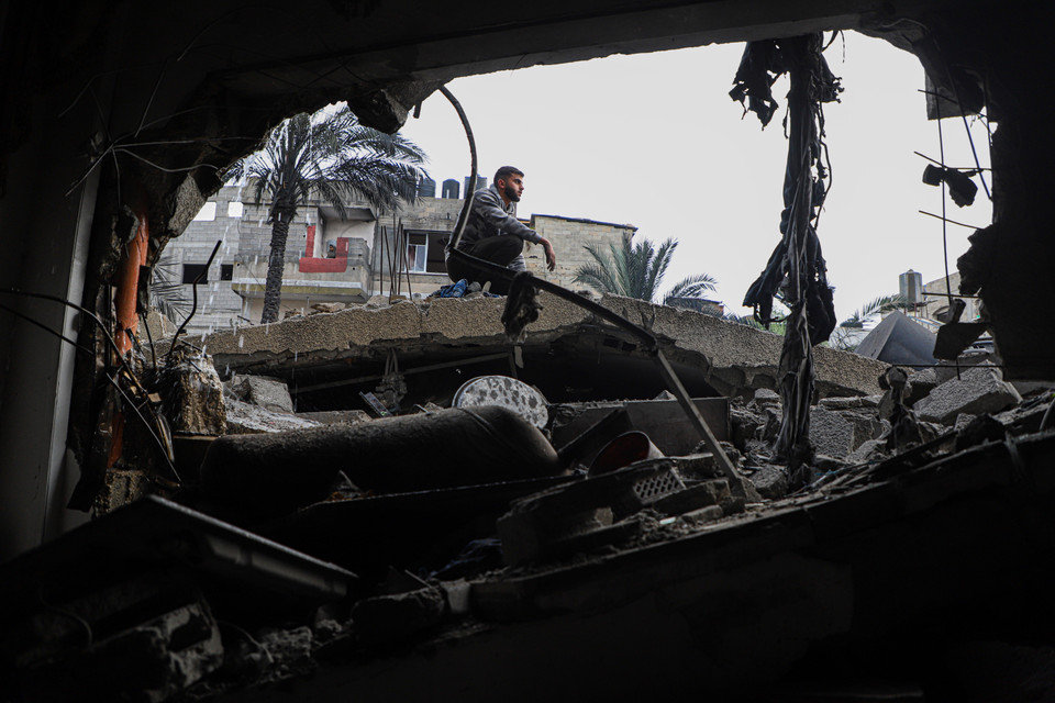 Giao tranh dữ dội bùng nổ sau khi ba chỉ huy cấp cao của Nhóm Thánh chiến Hồi giáo Palestine thiệt mạng trong các cuộc không kích của Israel vào Dải Gaza kể từ ngày 9/5/2023. Theo cơ quan y tế ở Gaza, giao tranh bùng phát sau đó đến nay đã khiến 29 người Palestine thiệt mạng và 93 người bị thương. Trong ảnh: Những ngôi nhà bị phá hủy sau cuộc không kích tại Beit Lahia, Dải Gaza, ngày 11/5/2023. (Ảnh: THX/TTXVN)