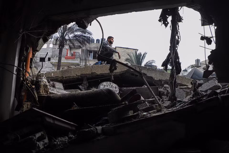 Giao tranh dữ dội bùng nổ sau khi ba chỉ huy cấp cao của Nhóm Thánh chiến Hồi giáo Palestine thiệt mạng trong các cuộc không kích của Israel vào Dải Gaza kể từ ngày 9/5/2023. Theo cơ quan y tế ở Gaza, giao tranh bùng phát sau đó đến nay đã khiến 29 người Palestine thiệt mạng và 93 người bị thương. Trong ảnh: Những ngôi nhà bị phá hủy sau cuộc không kích tại Beit Lahia, Dải Gaza, ngày 11/5/2023. (Ảnh: THX/TTXVN)