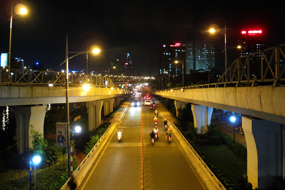 Đường Bến Vân Đồn dưới chân cầu vượt Nguyễn Tri Phương, quận 4, Thành phố Hồ Chí Minh. (Ảnh: Tràng Dương/TTXVN)