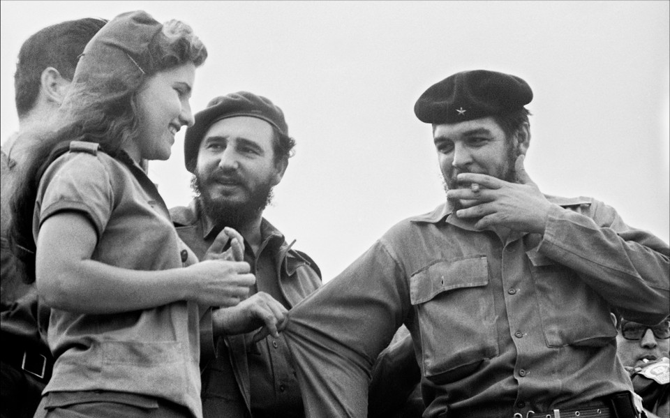 Tư lệnh Che Guevara cùng Lãnh tụ Cuba Fidel Castro và các nhà lãnh đạo Cuba khác chúc mừng các tình nguyện viên hoàn thành chiến dịch diệt dốt ngày 22/12/1961. (Nguồn: Prensa Latina/TTXVN) 