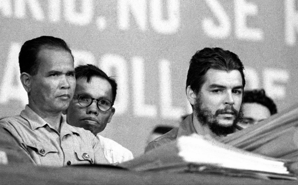 Che Guevara và Anh hùng Núp (nhân dân Cuba gọi ông là Anh hùng miền núi) trong một cuộc míttinh đoàn kết với Việt Nam tại La Habana năm 1964 (người ngồi giữa là nhà báo TTXVN Vũ Văn Âu, làm phiên dịch cho Anh hùng Núp trong chuyến thăm Cuba). (Nguồn: Prensa Latina/TTXVN) 