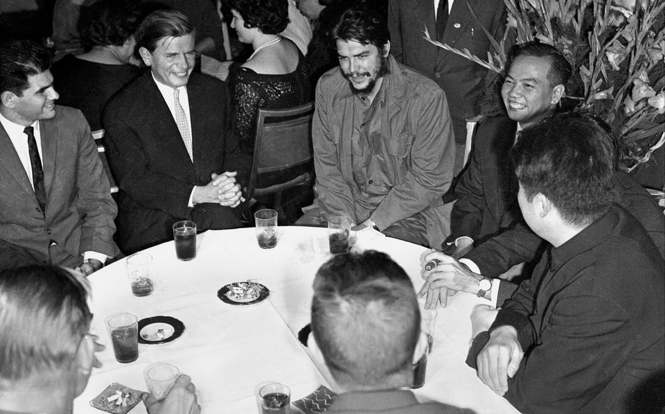 Che Guevara dự cuộc tiếp khách của Phái đoàn đại diện thường trực - Mặt trận Dân tộc Giải phóng Miền nam Việt Nam tại La Habana nhân kỷ niệm ngày thành lập Mặt trận Dân tộc Giải phóng Miền nam Việt Nam 1962. (Nguồn: Prensa Latina/TTXVN) 