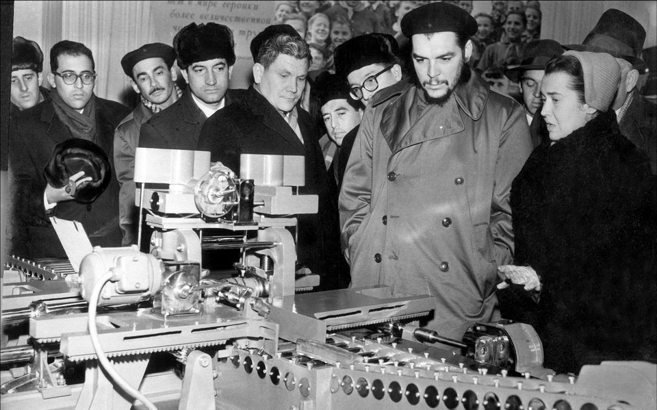 Che Guevara tham quan Triển lãm Kỹ thuật và Khoa học tại Moskva, trong chuyến thăm Liên Xô tháng 11 năm 1960. (Nguồn: Prensa Latina/TTXVN) 
