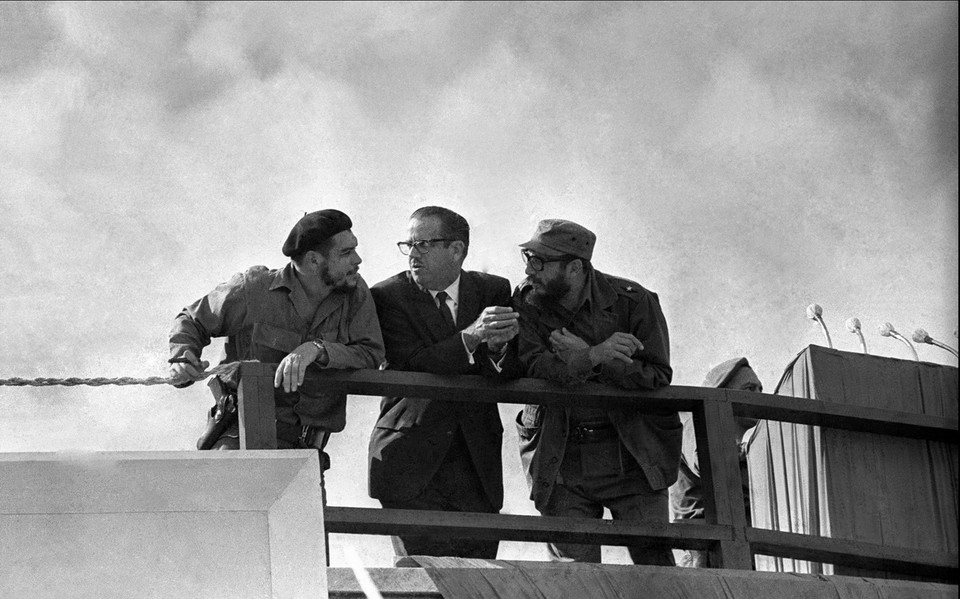 Che Guevara, Tổng thống Osvaldo Dorticos và Thủ tướng Fidel Castro (từ trái sang phải) trên lễ đài danh dự tại Quảng trường Cách mạng ở La Habana ngày 2/1/1963. (Nguồn: Prensa Latina/TTXVN)