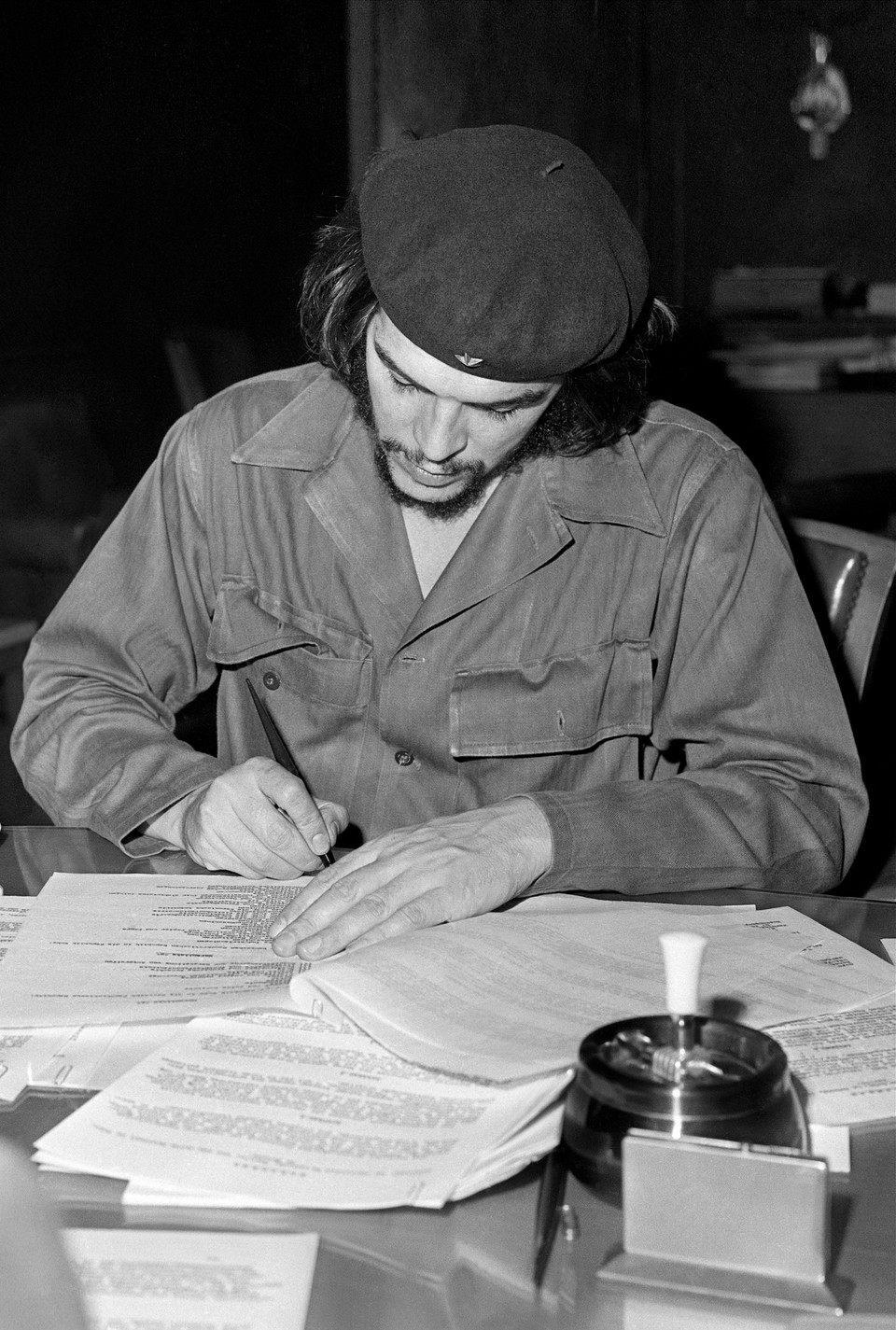 Che Guevara (lúc đó là Thống đốc Ngân hàng quốc gia) ký sắc lệnh Quốc hữu hóa các ngân hàng của Mỹ hoạt động tại Cuba ngày 13/10/1960. (Nguồn: Prensa Latina/TTXVN) 