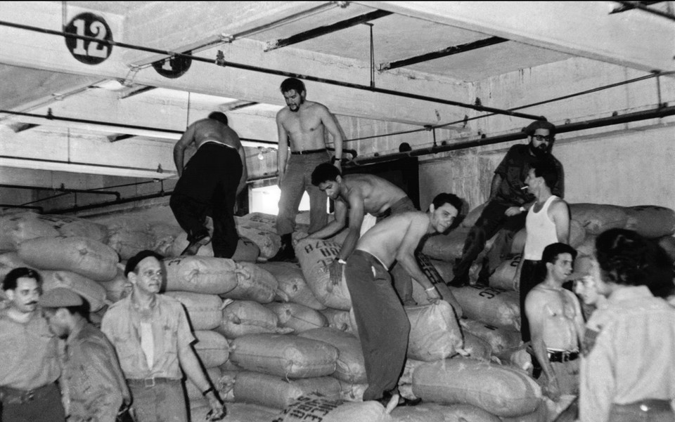 Che Guevara tham gia lao động tình nguyện tại bến cảng Mambisa, thuộc tổ hợp cảng biển La Habana. (Nguồn: Prensa Latina/TTXVN) 