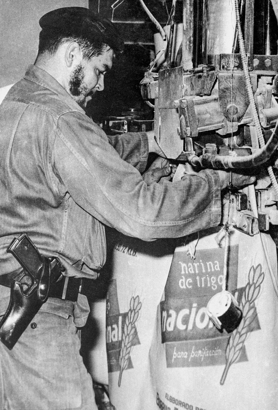 Bộ trưởng Công nghiệp Che Guevara vận hành thử máy đóng bao của Nhà máy bột mì José Antonio Echevarría (1962). (Nguồn: Prensa Latina/TTXVN) 