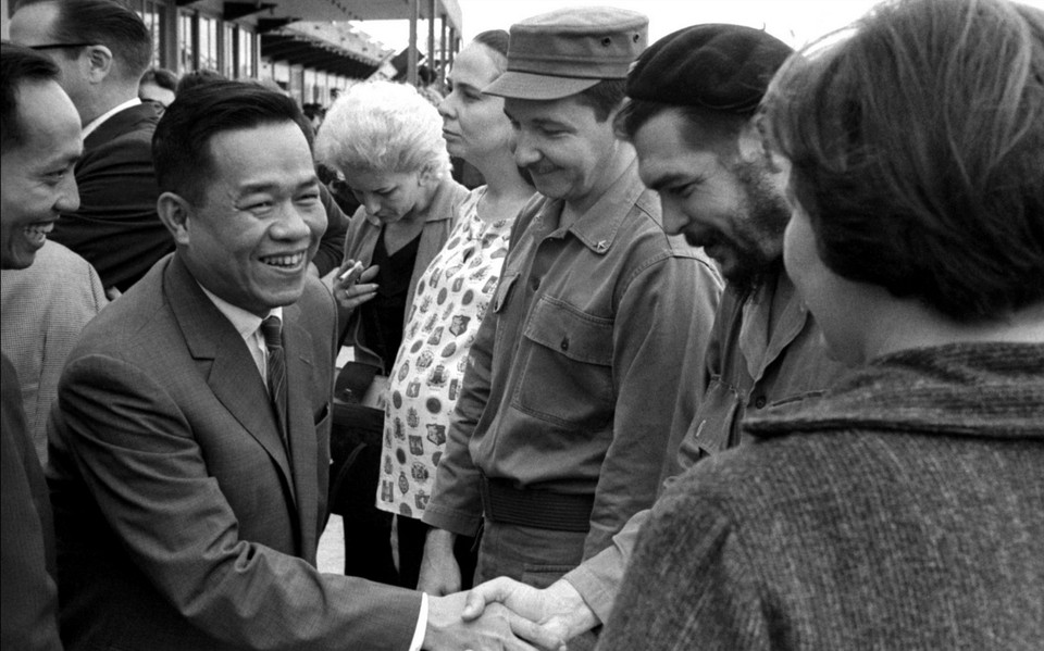 Tư lệnh Che Guevara bắt tay Đại sứ đầu tiên của Việt Nam tại Cuba, ông Nguyễn Thanh Hà trong một hoạt động ủng hộ Việt Nam tại La Habana. (Nguồn: Prensa Latina/TTXVN) 