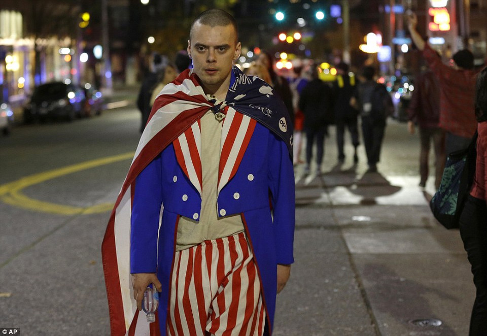 Mới tối qua thôi, những người ủng hộ đảng Dân chủ còn chắc chắn rằng họ sẽ chiến thắng. (Nguồn: Dailymail)