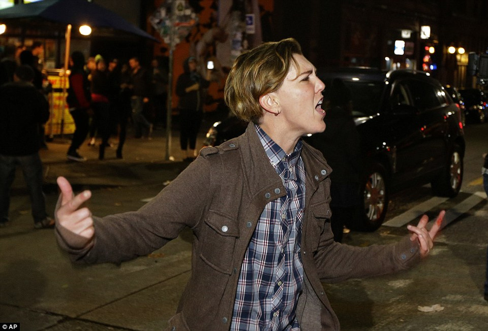 Người dân tức giận vì kết quả quá bất ngờ. Thậm chí, ở London, bên ngoài Đại sứ Mỹ, rất nhiều người tham gia biểu tình và coi cuộc bầu cử lần này sẽ châm ngòi cho bùng nổ phân biệt chủng tộc. (Nguồn: Dailymail)