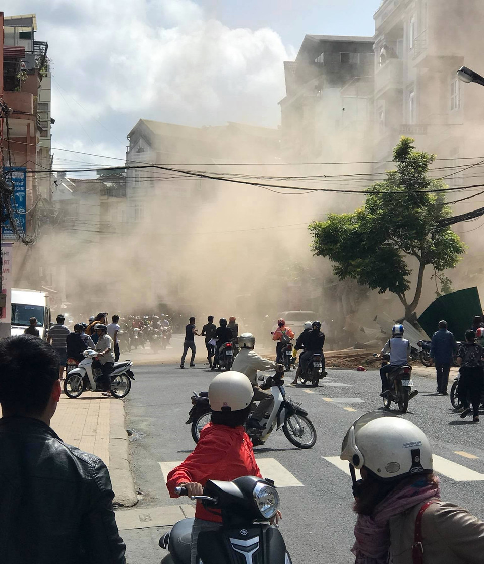 Sau vụ tai nạn lực lưỡng chức năng đã phong tỏa hiện trường, điều tiết giao thông tránh ùn tắc qua khu vực trung tâm đường Phan Đình Phùng. (Ảnh: Đặng Tuấn/TTXVN)