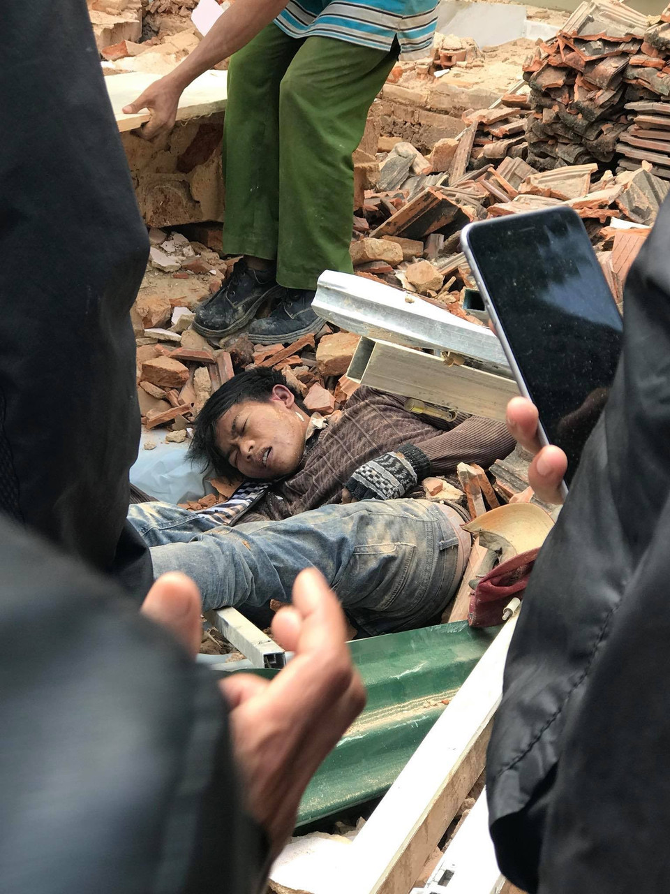 Vụ tai nạn khiến ba người công nhân bị thương, trong đó một người bị thương nặng, một xe máy bị đè bẹp. (Ảnh: Đặng Tuấn/TTXVN)