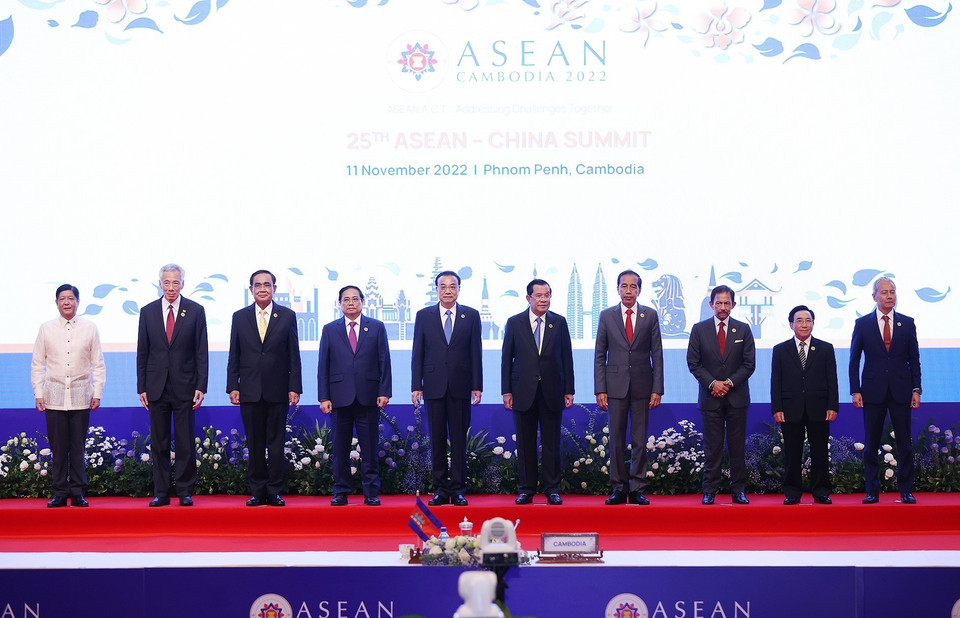Trưởng đoàn các nước ASEAN và Thủ tướng Trung Quốc Lý Khắc Cường chụp ảnh chung. (Ảnh: Dương Giang/TTXVN)