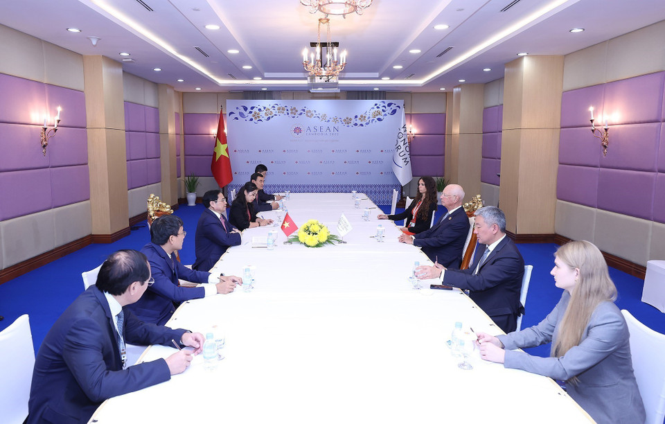 Bên lề Hội nghị Cấp cao ASEAN lần thứ 40 và 41, chiều 11/11/2022, tại thủ đô Phnom Penh (Campuchia), Thủ tướng Phạm Minh Chính tiếp Tiến sỹ Klaus Schwab, Chủ tịch Diễn đàn Kinh tế Thế giới (WEF). (Ảnh: Dương Giang/TTXVN)