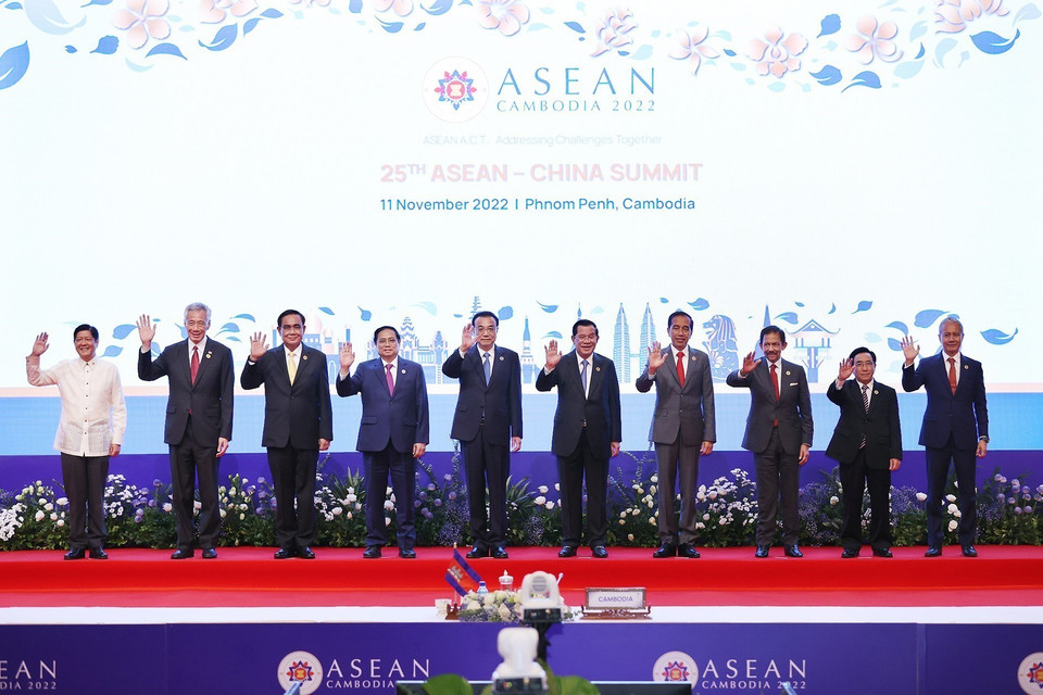 Trưởng đoàn các nước ASEAN và Thủ tướng Trung Quốc Lý Khắc Cường chụp ảnh chung tại Hội nghị cấp cao ASEAN-Trung Quốc lần thứ 25, chiều 11/11/2022. (Ảnh: Dương Giang/TTXVN)