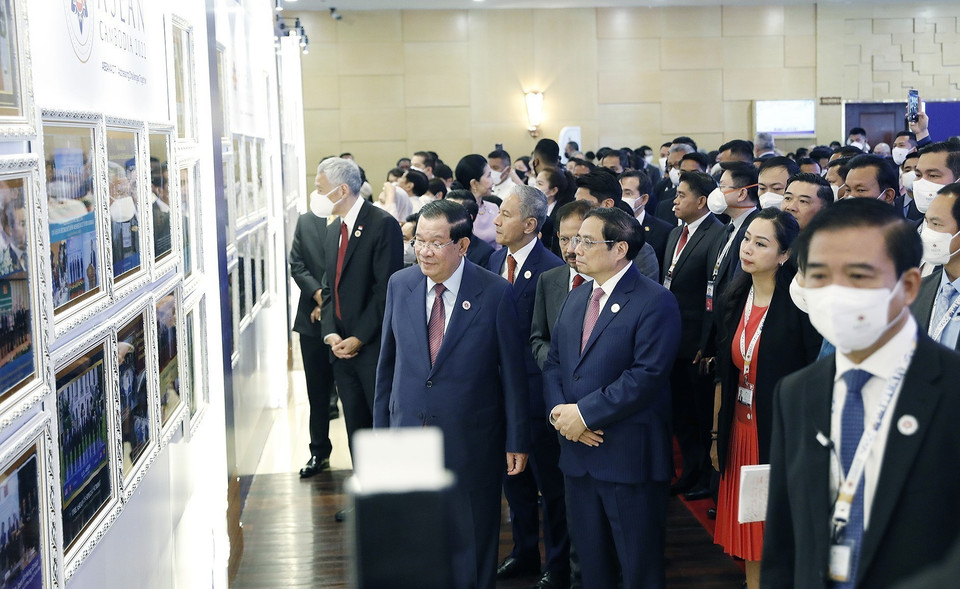 Thủ tướng Phạm Minh Chính và lãnh đạo các nước ASEAN tham quan Triển lãm ảnh "Đóng góp của Campuchia đối với ASEAN." (Ảnh: Dương Giang/TTXVN)
