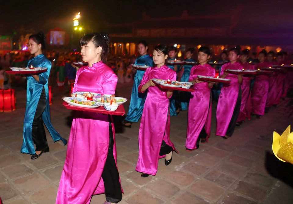 Tái hiện cảnh tiệc Ngự yến tại Đêm Hoàng Cung. (Ảnh: Trần Lê Lâm/TTXVN)