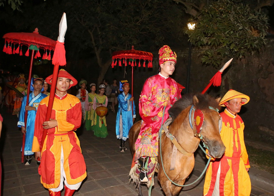 Tái hiện cảnh rước công chúa trong đêm Hoàng Cung. (Ảnh: Trần Lê Lâm/TTXVN)