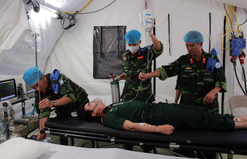 Các chiến sỹ "mũ nồi xanh" Việt Nam diễn tập xử lý tình huống y tế trên bộ trang bị Bệnh viện dã chiến cấp 2 số 1. (Ảnh: Nguyễn Xuân Khu/TTXVN)