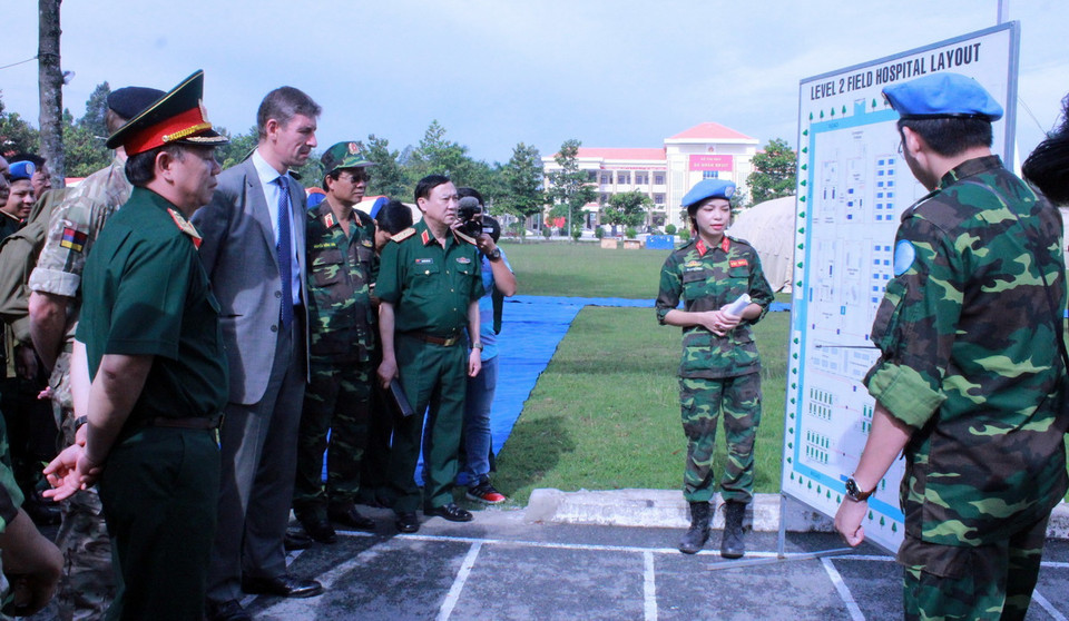  Chiến sỹ lực lượng gìn giữ hòa bình Việt Nam giới thiệu mô hình triển khai bộ trang bị Bệnh viện dã chiến cấp 2 số 1. (Ảnh: Nguyễn Xuân Khu/TTXVN)