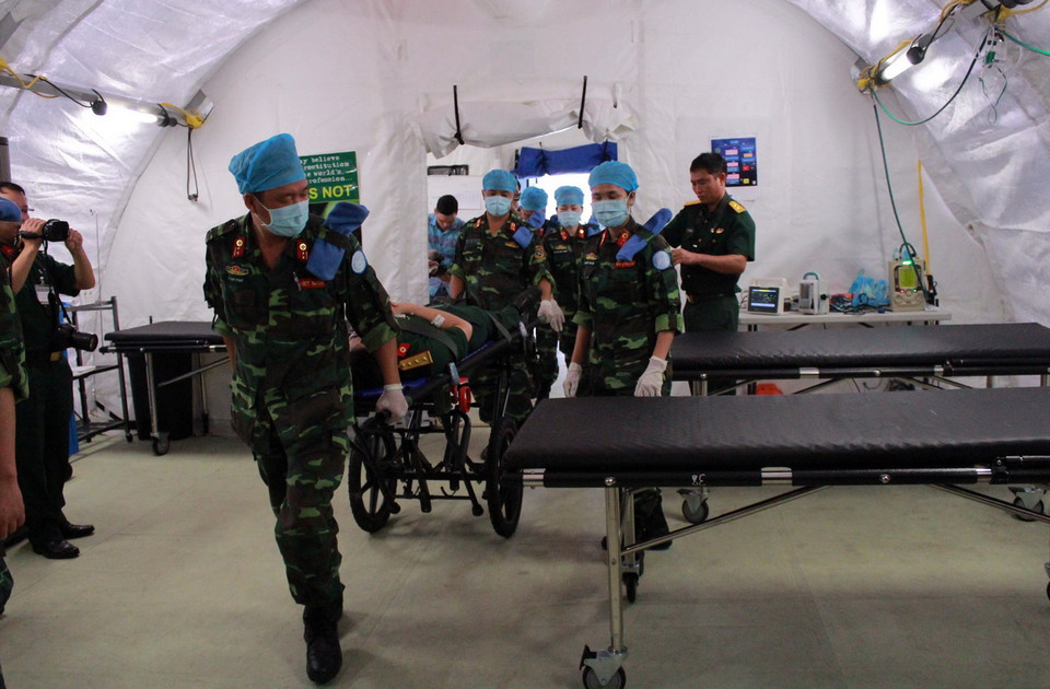 Các chiến sỹ "mũ nồi xanh" Việt Nam diễn tập xử lý tình huống y tế trên bộ trang bị Bệnh viện dã chiến cấp 2 số 1. (Ảnh: Nguyễn Xuân Khu/TTXVN) 