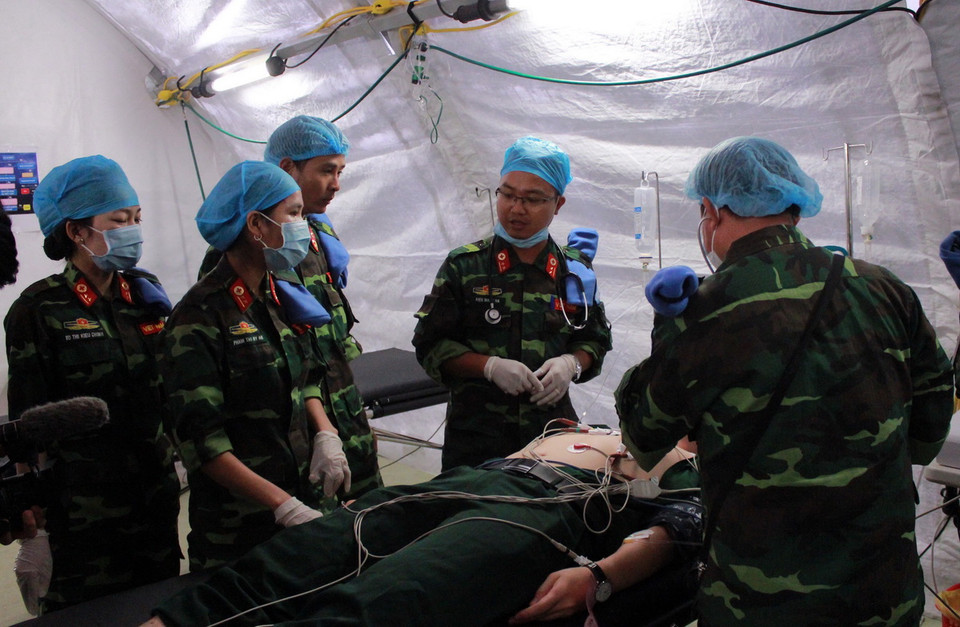 Các chiến sỹ "mũ nồi xanh" Việt Nam thực hành diễn tập mô phỏng trên bộ trang bị Bệnh viện dã chiến cấp 2 số 1. (Ảnh: Nguyễn Xuân Khu/TTXVN) 