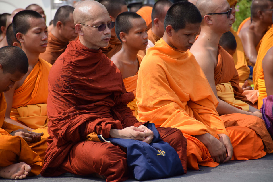 Văn phòng Phật Giáo quốc gia (NOB) của Thái Lan đã ra chỉ thị cấm các tăng nhân trên toàn quốc đến tụ tập quanh Đền Dhammakya.