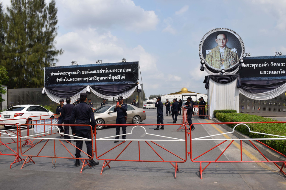 Tất cả các lối ra vào ngôi đền này đều bị lực lượng chống bạo loạn vây kín, chỉ những người rời bỏ ngôi đền mới được phép đi qua.