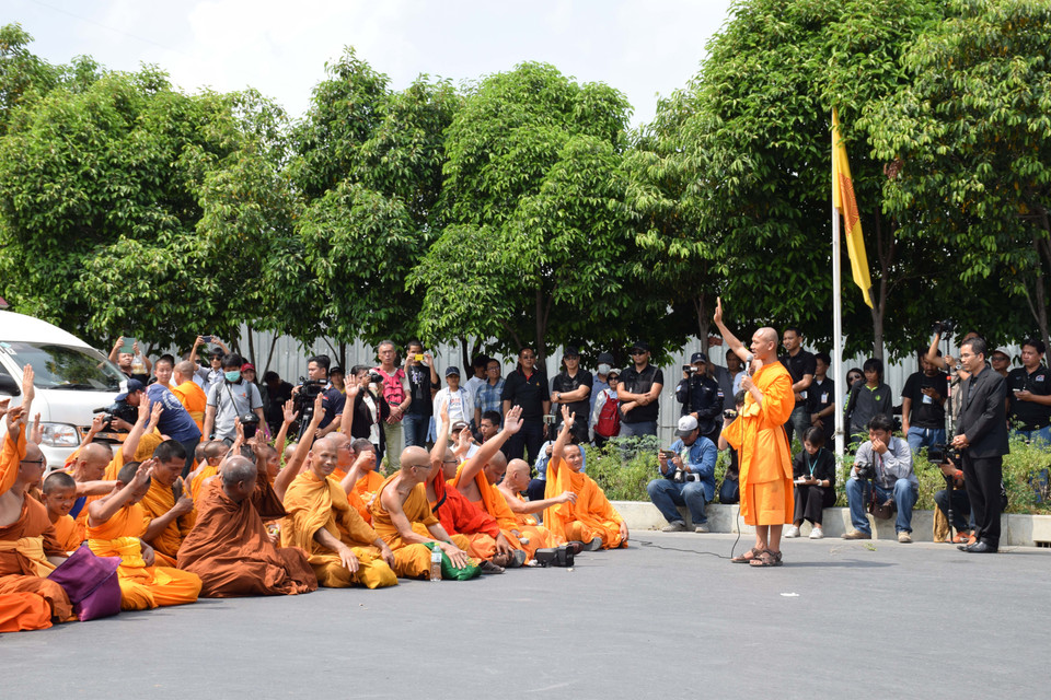 Các giáo đồ của giáo phái Dhammakaya.