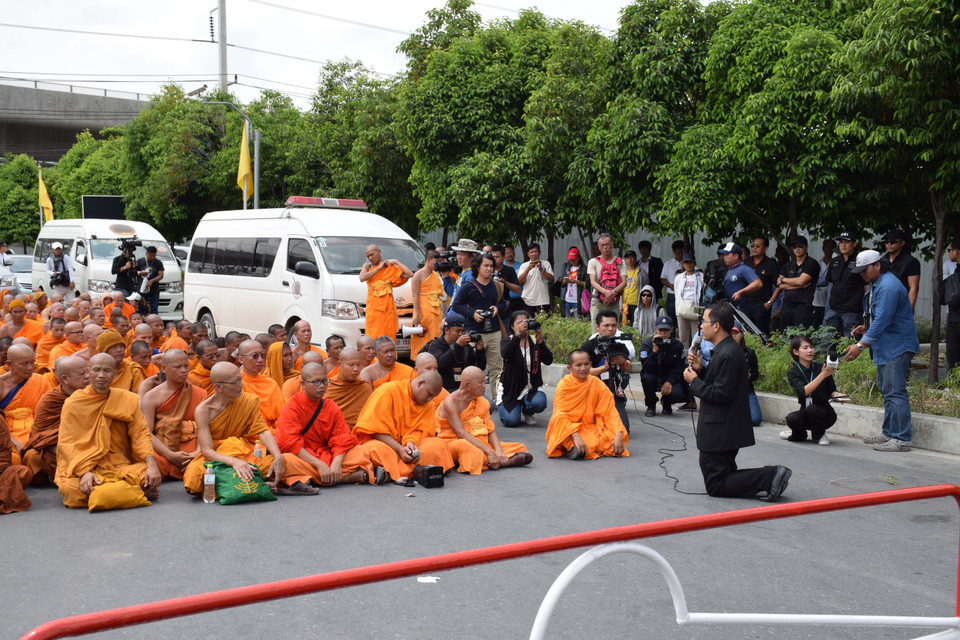 NBO cũng chỉ thị cho các văn phòng tại địa phương vận động các tăng ni không tham gia vào những cuộc tụ tập của giáo đồ Dhammakaya.