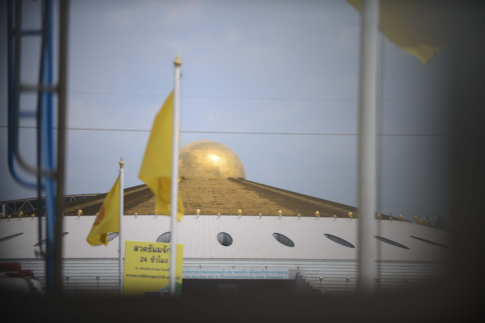 Năm 2016, cảnh sát đã từng phải bỏ cuộc, không thể tiến vào ngôi đền do có hàng nghìn giáo đồ tụ tập làm lá chắn sống.