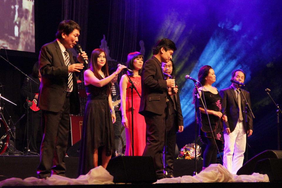 Cuộc đời và sự nghiệp của Phú Quang gắn với Hà Nội và những tác phẩm phần lớn về Hà Nội của ông đã giúp bà con người Việt xa quê, đặc biệt với những người gốc Hà Nội, bớt đi phần nào nỗi nhớ quê hương cũng như thoả nỗi niềm được gặp người nghệ sỹ. (Ảnh: Mạnh Hùng/Vietnam+)