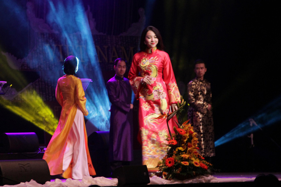 Toàn bộ chương trình được nhạc sỹ Phú Quang cùng nhà thiết kế Đức Hùng đạo diễn và chỉ đạo nghệ thuật đã để đại những ấn tượng tốt đẹp trong lòng khán giả. (Ảnh: Mạnh Hùng/Vietnam+)