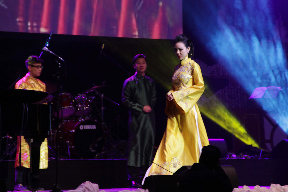 Xen kẽ chương trình là những màn biểu diễn thời trang đặc sắc với ba bộ sưu tập thời trang áo dài Việt Nam gồm hàng trăm mẫu lộng lẫy, sang trọng và quý phái của nhà thiết Đức Hùng. (Ảnh: Mạnh Hùng/Vietnam+)