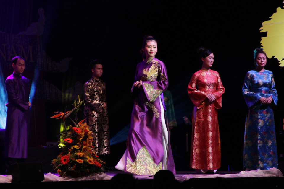 Với những người yêu Hà Nội, yêu nhạc Phú Quang và tiếng hát Hồng Nhung, thì chương trình 'Tình yêu và Ký ức' đã thực sự là món ăn tinh thần bổ ích và là kỷ niệm khó phai trong lòng những người xa xứ có mặt trong đêm diễn. (Ảnh: Mạnh Hùng/Vietnam+)