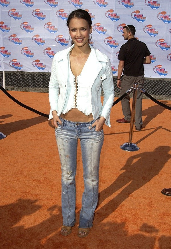 Có lẽ việc mặc trang phục xuề xòa lên thảm đỏ từng là một trào lưu vào thời ấy. Diễn viên Jessica Alba cũng xuất hiện không thể tầm thường hơn tại lễ trao giải Kid’s Choice Awards 2002.