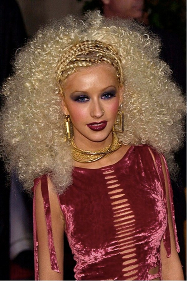 Kiểu đầu xù cùng hằng hà sa số các loại vòng cổ và cách trang điểm 'sến sẩm' khiến Christina Aguilera trông già đi hàng chục tuổi và giống một... bà thầy bói hơn là một ca sỹ hạng A.